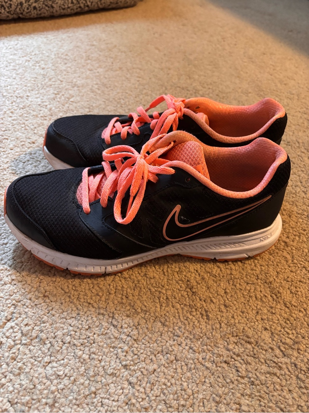 Nike Women’s Black and Coral-Pink Athletic Running Shoes 8.5